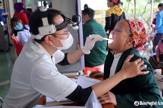 Khám bệnh và cấp thuốc miễn phí cho hơn 300 người dân xã Thông Thụ, huyện Quế Phong