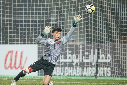 Ấn tượng với thủ môn Bùi Tiến Dũng; Liverpool nhấn chìm Man City tại Etihad