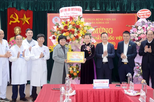 Chủ tịch Ủy ban Mặt trận Tổ quốc Việt Nam tỉnh Nghệ An thăm, chúc mừng các đơn vị y tế