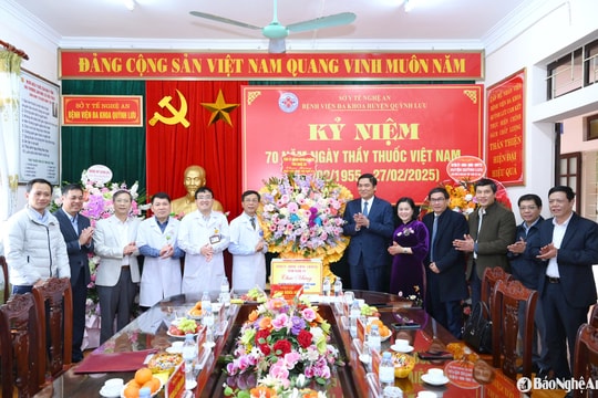Phó Bí thư Thường trực Tỉnh ủy Hoàng Nghĩa Hiếu chúc mừng các đơn vị y tế nhân kỷ niệm 70 năm Ngày Thầy thuốc Việt Nam
