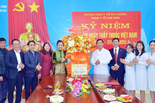 Chủ tịch Ủy ban Mặt trận Tổ quốc Việt Nam tỉnh Nghệ An chúc mừng các đơn vị y tế nhân dịp 27/2