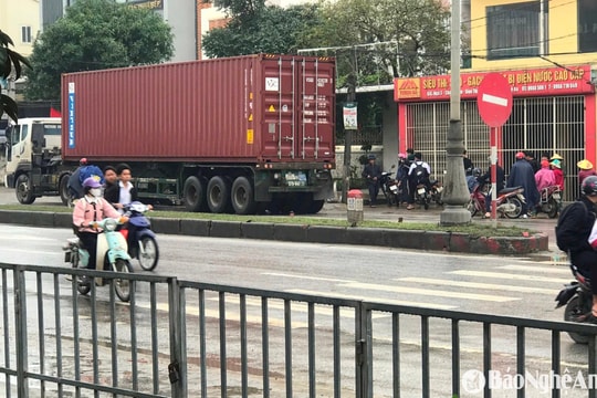 Va chạm với xe đầu kéo tại 'điểm đen' trên Quốc lộ 1A khiến 1 người tử vong