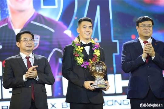 Tiền đạo Nguyễn Tiến Linh giành Quả bóng vàng Việt Nam 2024