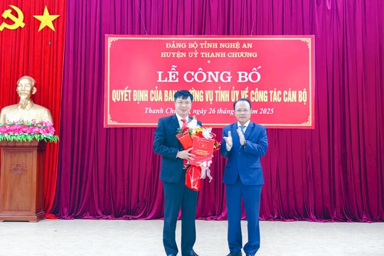 Trao Quyết định chuẩn y Phó Bí thư Thường trực Huyện ủy Thanh Chương