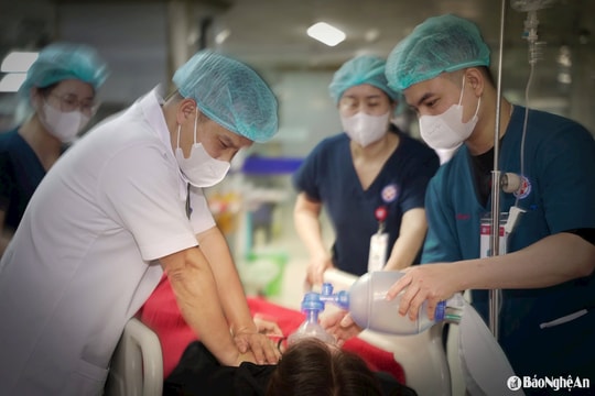 Chuyện của những chiến sĩ áo trắng lặng thầm ‘chạy đua’ với tử thần