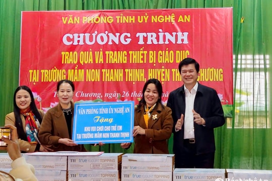 Văn phòng Tỉnh ủy thăm, tặng quà học sinh và hộ nghèo tại Thanh Chương