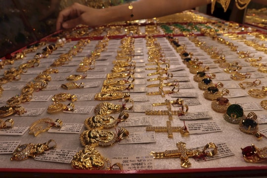 Giá vàng hôm nay 28/2/2025: Giá vàng thế giới và trong nước tiếp tục giảm mạnh thủng mốc 2900 USD