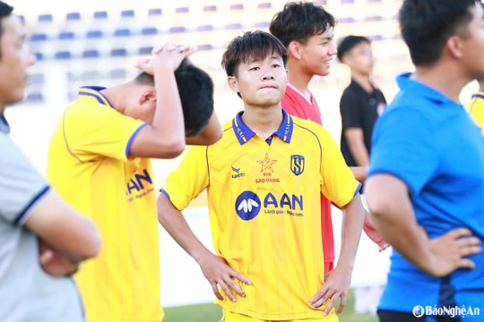 Nỗi buồn của cổ động viên, cầu thủ U19 Sông Lam Nghệ An sau thất bại ở trận chung kết Giải U19 Quốc gia