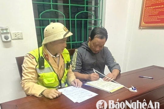 Vượt đèn đỏ, một tài xế ở Nghệ An bị phạt gần 20 triệu đồng