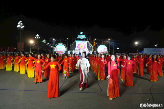 Hơn 1.000 phụ nữ khoe sắc áo dài trên phố đi bộ thành Vinh