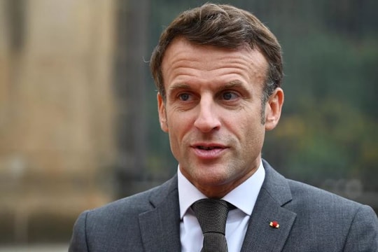 Ở Pháp nói về cách ứng xử kỳ lạ của Tổng thống Macron