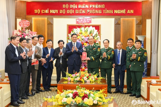 Phó Bí thư Thường trực Tỉnh ủy Hoàng Nghĩa Hiếu chúc mừng Bộ Chỉ huy Bộ đội Biên phòng tỉnh