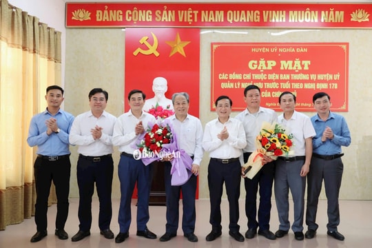 Trưởng và phó Ban Tuyên giáo và Dân vận Huyện ủy Nghĩa Đàn xin nghỉ hưu trước thời hạn