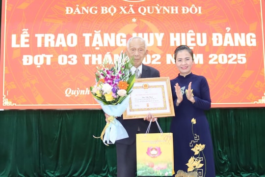 Đồng chí Võ Thị Minh Sinh trao tặng Huy hiệu 80 năm tuổi Đảng tại huyện Quỳnh Lưu