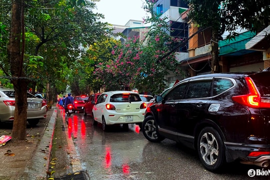 Người điều khiển phương tiện tham gia giao thông đường bộ phải giảm tốc độ trong trường hợp nào?