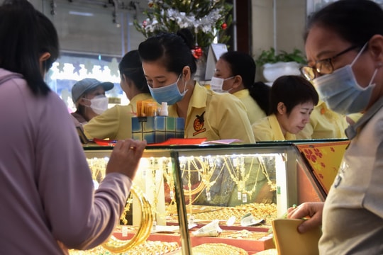 Giá vàng chiều nay 5/3/2025: Giá vàng thế giới và vàng trong nước tăng mạnh lập đỉnh mới 93 triệu