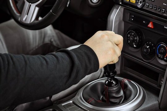 5 thói quen cần tránh khi bạn lái xe số sàn