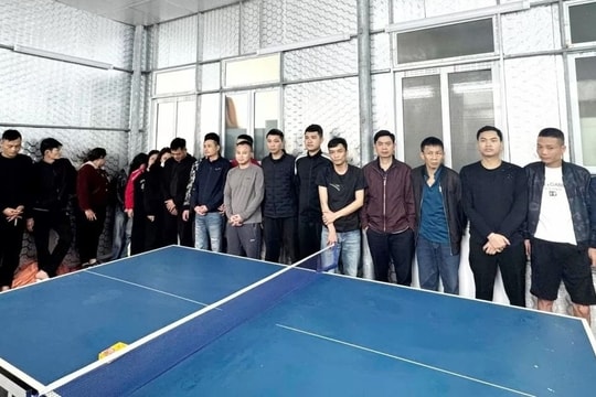 Cảnh sát đột kích bắt giữ 28 người chơi xóc đĩa trong quán karaoke