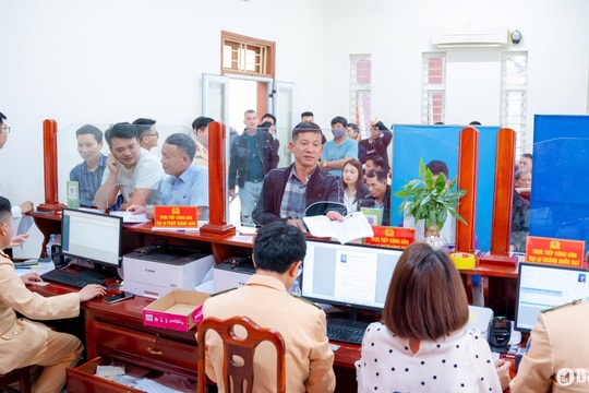 Công an Nghệ An tiếp nhận hàng trăm trường hợp cấp đổi GPLX mỗi ngày