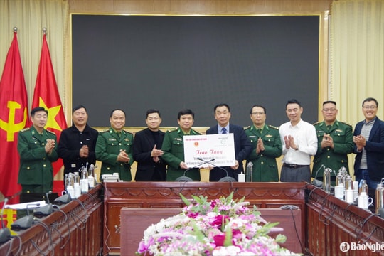 Trao tặng bộ năng lượng mặt trời cho Tổ công tác Biên phòng Đảo Ngư