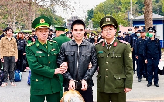 Bắt đối tượng truy nã qua tiếp nhận 37 công dân do Trung Quốc trao trả