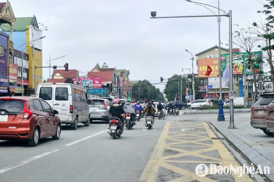 Tắc trước lối rẽ phải có đèn tín hiệu ở TP. Vinh: Biển cấm dừng, đậu thiếu đồng bộ?