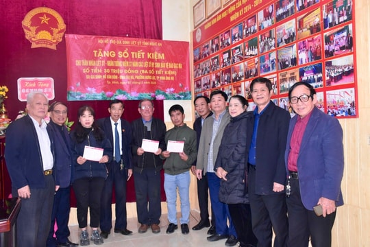 Trao tặng 3 sổ tiết kiệm tri ân gia đình thân nhân liệt sĩ hy sinh tại đảo Gạc Ma