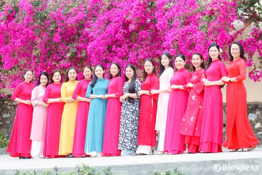 Phụ nữ miền núi Nghệ An rạng rỡ với trang phục áo dài truyền thống