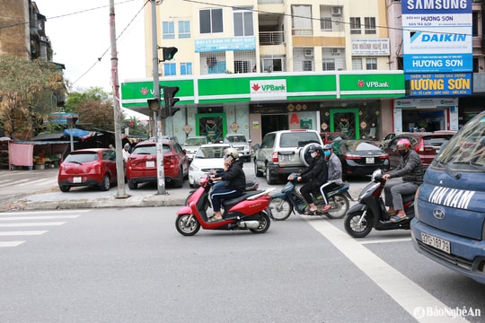 Mức phạt đối với hành vi sử dụng điện thoại khi điều khiển xe máy