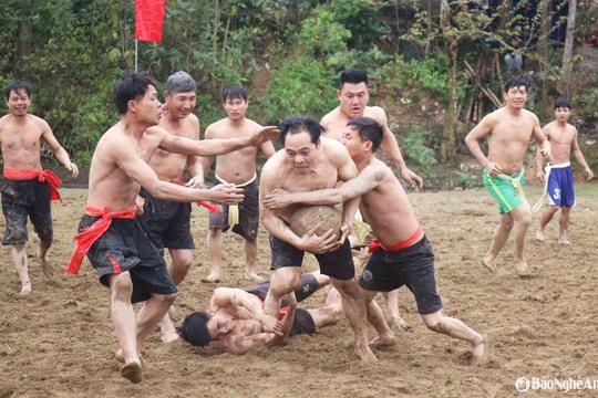 Hấp dẫn những pha tranh cù tại Lễ hội Đền Bạch Mã