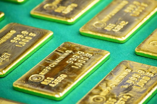 Giá vàng hôm nay 8/3: Vàng trong nước giảm nhẹ, người dân mua vàng làm quà 8/3