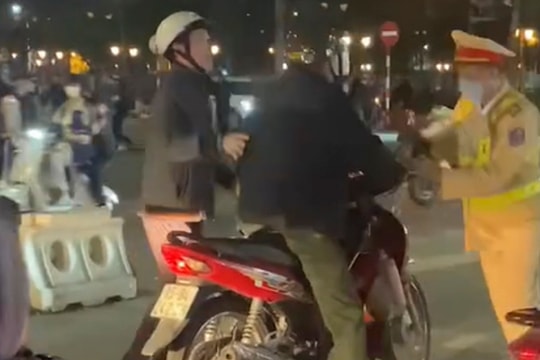 Khởi tố vụ án người đàn ông đấm vào mặt CSGT khi bị kiểm tra nồng độ cồn