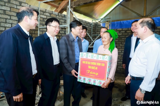 Chủ tịch UBND tỉnh Nghệ An Lê Hồng Vinh kiểm tra việc xóa nhà tạm, nhà dột nát tại Con Cuông