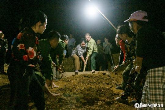 Bản vùng cao Nghệ An chong đèn san nền làm nhà cho người nghèo