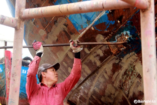 'Khoác áo mới' cho tàu cá ở Nghệ An