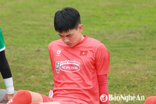 Tiền đạo Nguyễn Đình Bắc chấn thương nặng