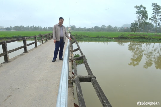 Người dân huyện Yên Thành thấp thỏm khi đi qua cây cầu hư hỏng nặng