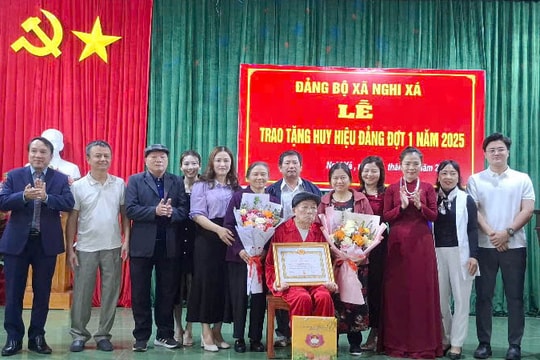 Chủ tịch MTTQ tỉnh Nghệ An Võ Thị Minh Sinh trao Huy hiệu 80 năm tuổi Đảng tại huyện Nghi Lộc