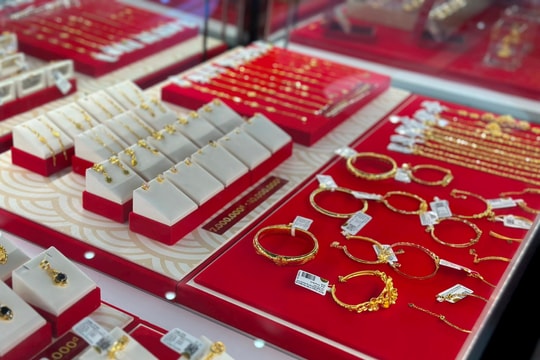 Giá vàng chiều nay 12/3/2025: Giá vàng thế giới và trong nước tăng mạnh, vượt 94 triệu đồng