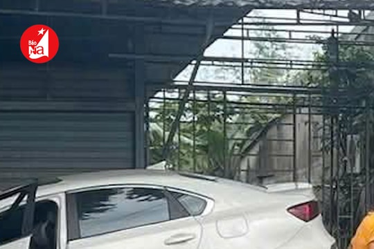 Ô tô bất ngờ đâm hàng loạt xe máy dựng bên đường