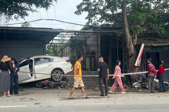 Ô tô mất lái đâm vào nhiều xe máy trên Quốc lộ 46