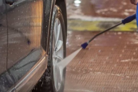 Tự rửa ô tô tại nhà: Vì sao không nên vội vàng xịt nước vào bánh xe?