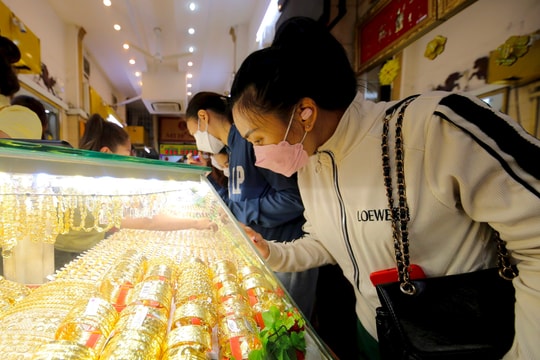 Giá vàng tăng cao chưa từng có, vàng nhẫn tăng lên gần 95 triệu đồng/lượng