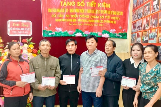 Trao tặng 5 sổ tiết kiệm tri ân gia đình thân nhân liệt sĩ hy sinh tại đảo Gạc Ma