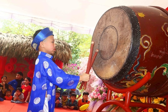 Hấp dẫn những màn thi trống tế của thiếu nhi tại Lễ hội Đền - chùa Gám