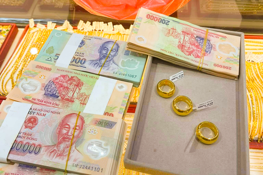 Giá tăng sốc, nhiều người dân Nghệ An vẫn đầu tư vào vàng