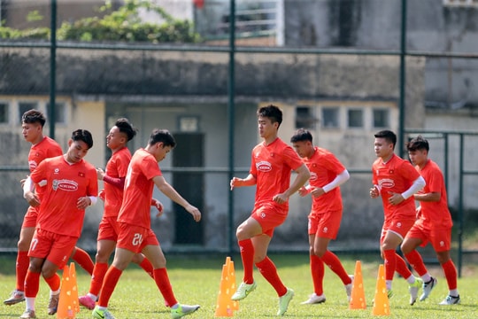 Tuyển Việt Nam 'luyện công' giữa trời nắng gắt tại Bình Dương