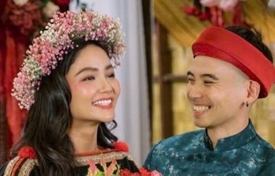 H'hen Niê đội vòng hoa, mặc trang phục dân tộc bên chồng trong ngày trọng đại