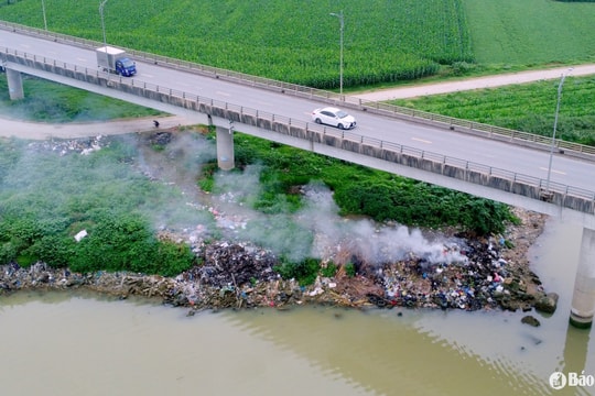 Người dân xả rác bừa bãi xuống sông Lam