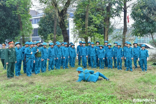 Kiểm tra công tác huấn luyện dân quân tự vệ tại thành phố Vinh